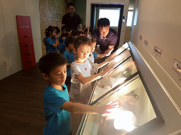 동성유치원 어린이들이 창호박물관에서 체험활동에 참여하고 있다.