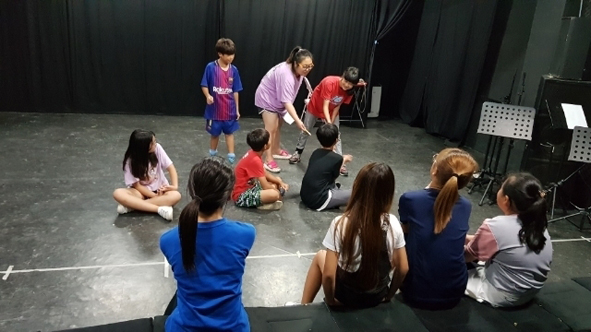 평곡초 어린이들이 소극장에서 연극 체험활동을 하고 있다.