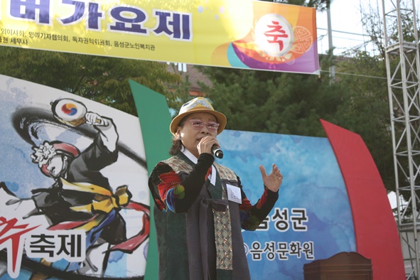 ▲음성군실버가요제에 출전해 열창하는 김소자 씨 모습.