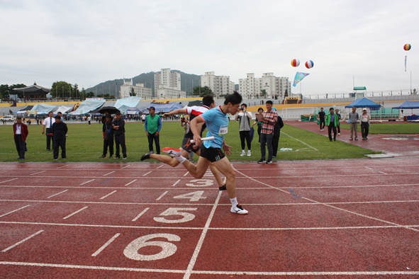 ▲육상 400m 계주 경기에서 선수들이 결승선에 골인하는 모습.