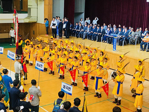 부윤초 대취타대가 군민체육대회 개막식에서 공연하고 있다.