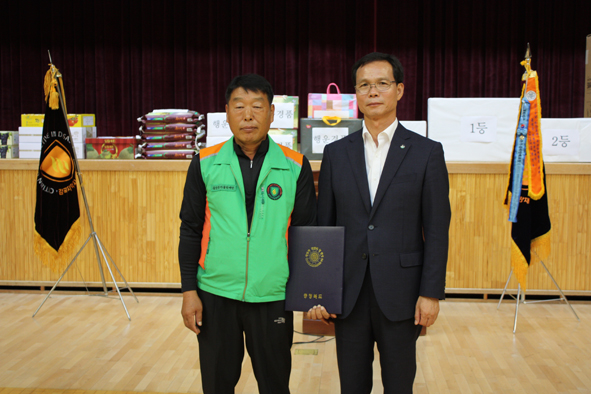 박홍순 맹동면 대표가 충북도지사상을 수상하고 조병옥 군수와 기념촬영을 하고 있다.