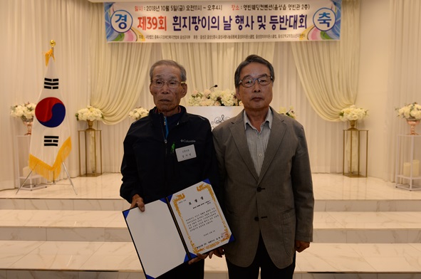 심현규 음성신문 대표로부터 김기선 씨가 표창을 받고 있다.