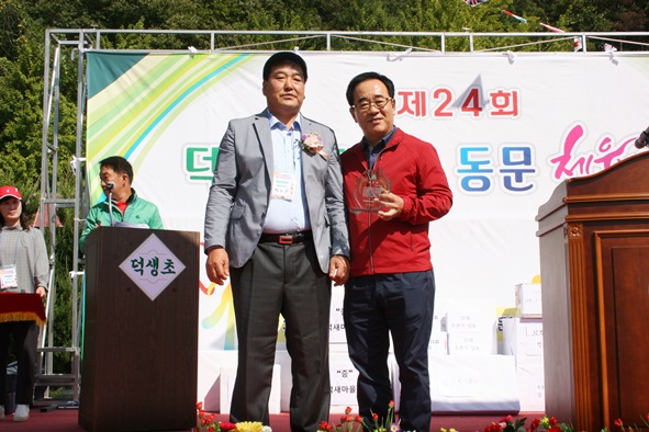 이날 시상식에서 박노은 총동문회장이 최병관 직전 총동문회장에게 공로패를 전달했다.