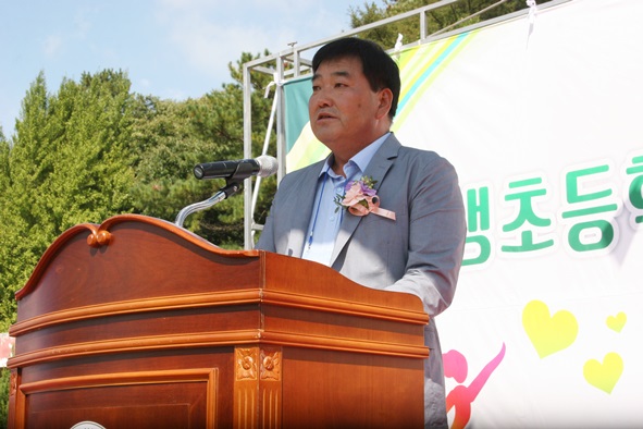 박노은 총동문회장이 대회사를 하고 있다.