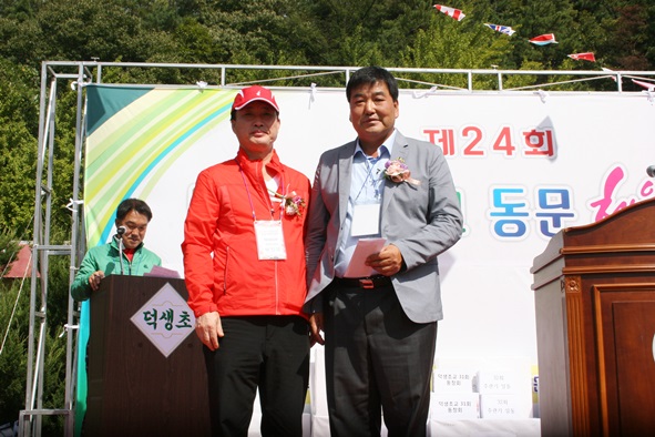 박인규 주관기회장이 박노은 총동문회장에게 총동문회 발전기금을 전달하고 있다.