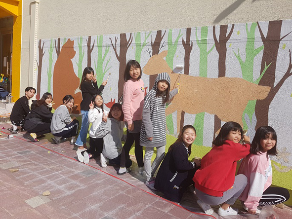 맹동초 어린이들이 극동대학생들과 함께 벽화그리기에 참여하고 있다.