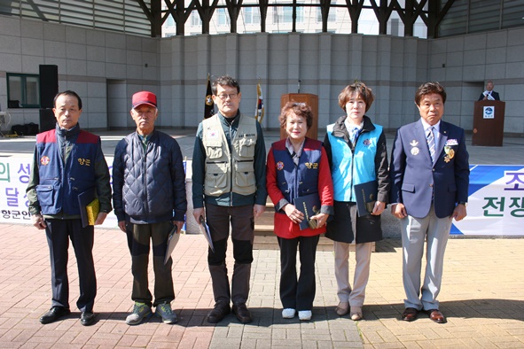 윤화영 회장은 66주년 향군의 날을 맞아 재향군인회 발전에 기여한 반채관 씨 등 5명에게 유공자 표창장을 전달했다.