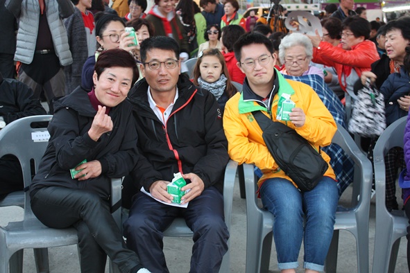 ▲금왕주민자치 작품발표회에 참석한 가족들 모습.