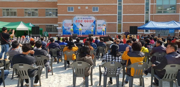 용천초 총동문체육대회 축하 공연 모습.