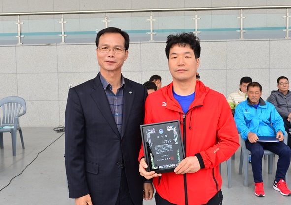 이날 개회식에서 음성군 체육발전과 지역사회에 헌신한 공로로 음성군축구협회 김종하 이사가군수표창을 수상했다
