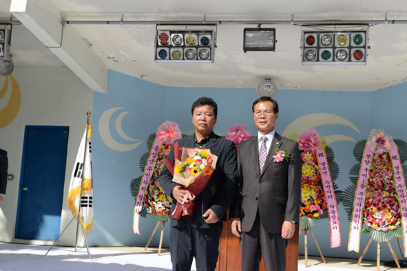 김영묵 사무국장이 도지사상을 수상하고 조병옥 군수와 기념촬영을 하고 있다.