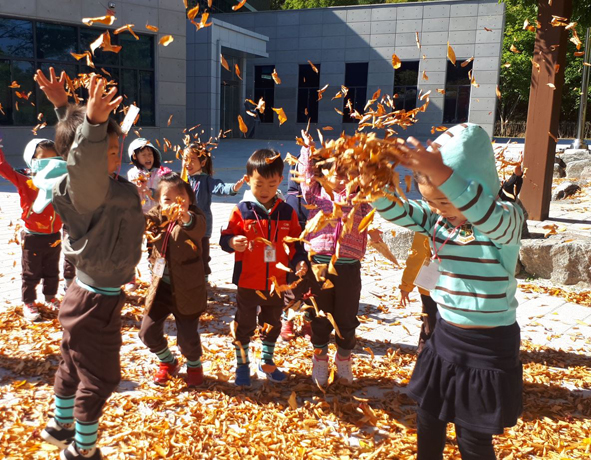 미동산 유아숲체험 프로그램에 참여하고 있는 어린이들이 즐거워하고 있다.