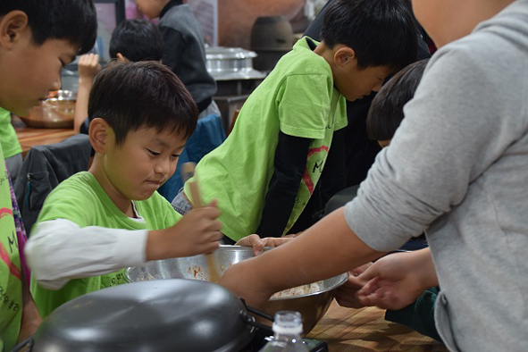 무극초 어린이들이 음식만들기 체험을 하고 있다.