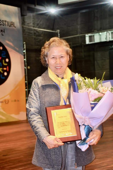 전유순 음성미술협회장이 한국문화예술공로상을 수상하고 기념촬영을 하고 있다.