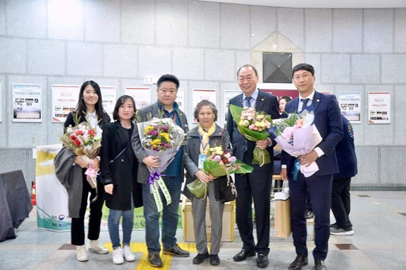 ▲전유순 음성미술협회장이 한국예술문화공로상을 수상하고 축하객들과 함께 기념촬영을 하고 있다.