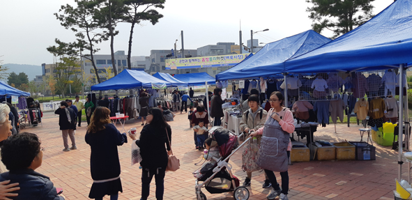 충북혁신도시 참샘골 공원에서 문을 연 플리마켓에 주민들이 참여하고 있다.