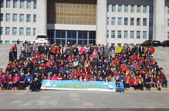 음성군노인복지관 직원과 이용자들이 서울 국회의사당을 방문하며 기념촬영을 하고 있다.