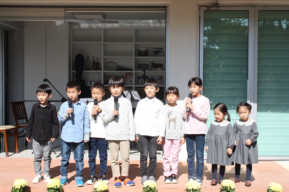 어린이들이 노래하는 모습.