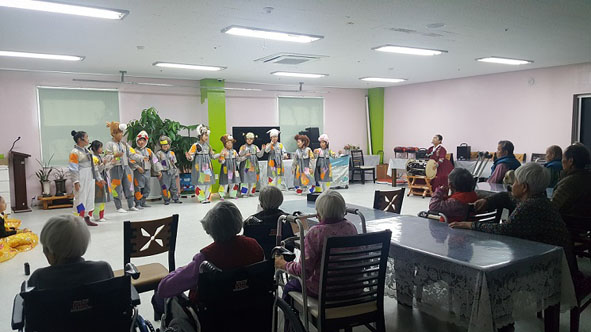 오선초 어린이들이 홍복양로원을 방문해 위문 공연을 하고 있다.