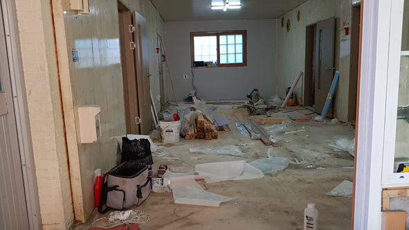태풍 콩레이로 피해를 입은 경북 영덕군 소재 꿈이자라는지역아동센터 내부 모습.