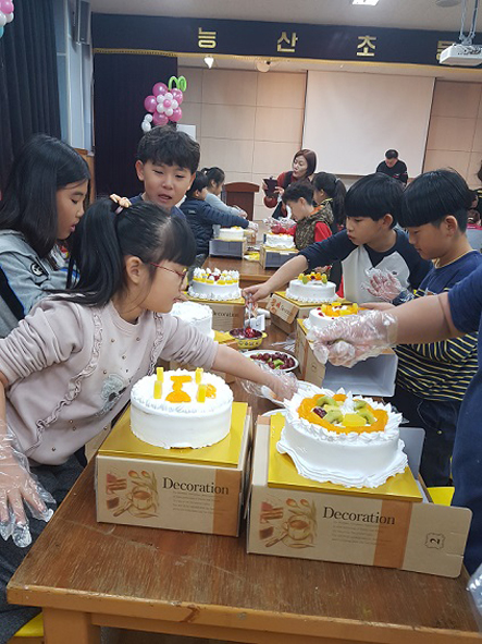 능산초 어린이들이 '빵빵빵 제빵체험'을 하고 있다.