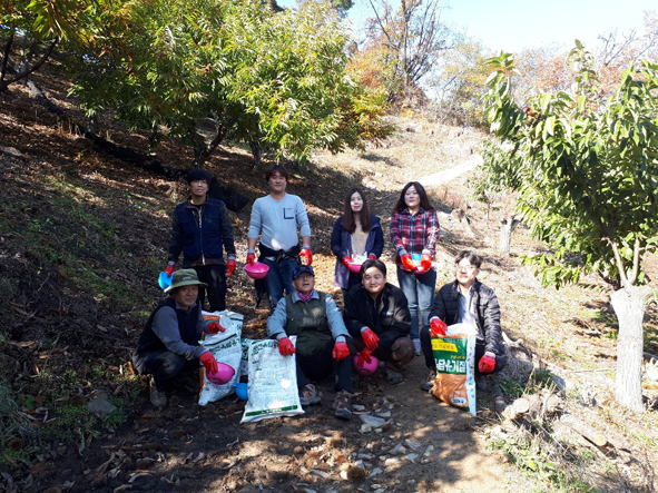 음성군청 산림녹지과 직원들이 농촌일손돕기 봉사활동에 참여하며 기념촬영을 하고 있다.