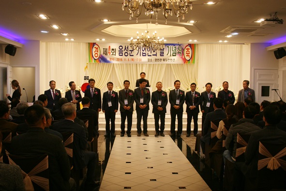 이병홍 음성군기업체협의회장과 임원들이 인사를 하고 있다.