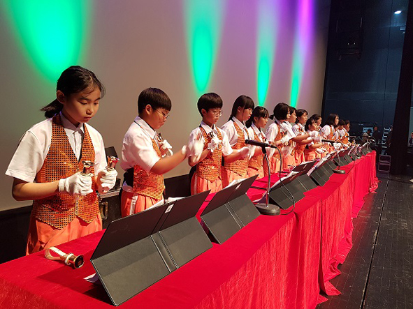 원당초 어린이들이 핸드벨 공연을 하고 있다.