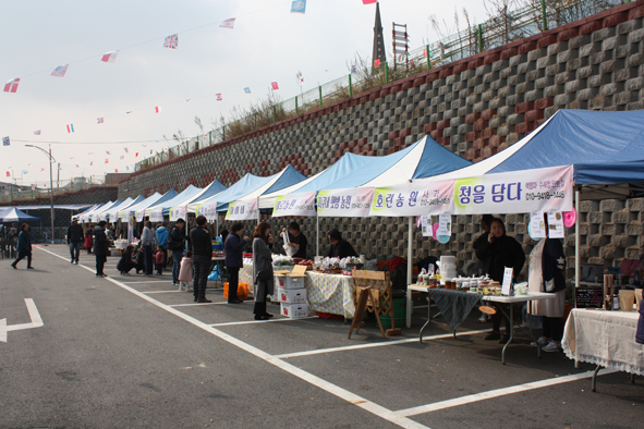 ▲제1회 대소 오미뜰 장터, 핸드메이드 플리마켓에 참여한 점포들 모습.