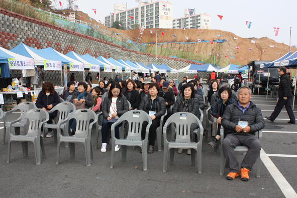 ▲제1회 대소 오미뜰 장터, 행드메이드 플리마켓 개장식 행사에 참석한 주민들 모습.