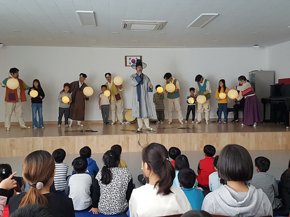 원당초 어린이들이 뮤지컬 <꾼>갈라쇼를 관람하고 있다.