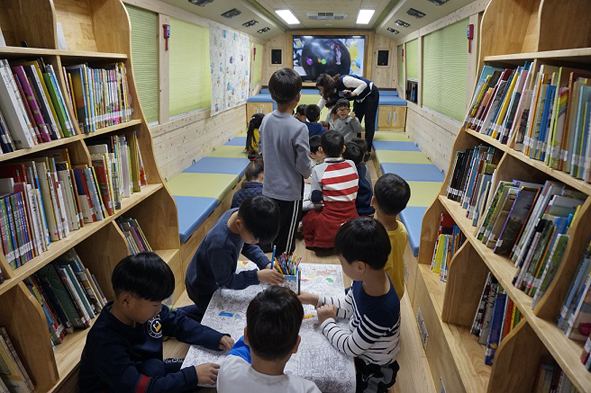 맹동초 어린이들이 '꿈의 책 버스' 프로그램에 참여하고 있다.