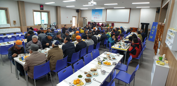 충청중앙감리교회가 지역 어르신들에게 점심을 대접하고 있다.