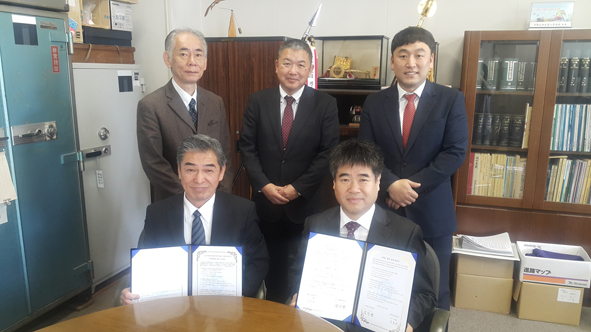 반도체고-일본 조토공고가 업무협약을 맺고 양 관계자들이 기념촬영을 하고 있다.