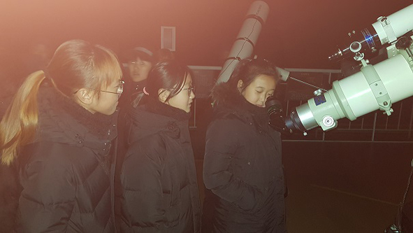 평곡초 어린이들이 천체망원경을 통해 천체를 관측하고 있다.