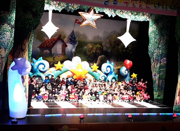 23번째 마지막 무대로 설성어린이집 노랑반, 초록반, 파랑반 아이들의 '행복한 날개' 전체합창공연이 펼쳐지고 있다.