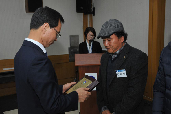 김희석 씨가 음성군 인구증가에 기여한 공로로 조병옥 군수로부터 감사패를 받고 있다.