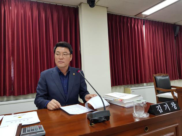 김기창 도의원이 충북도의회 건설환경소방위원회의에 참석하고 있다.