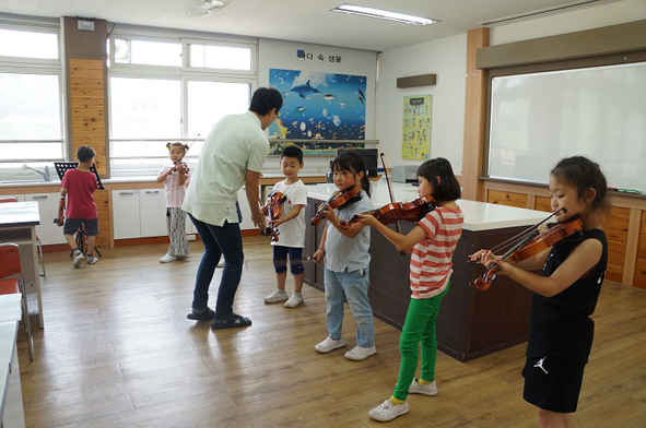 부윤초 방과후학교 바이올린 교실 모습.