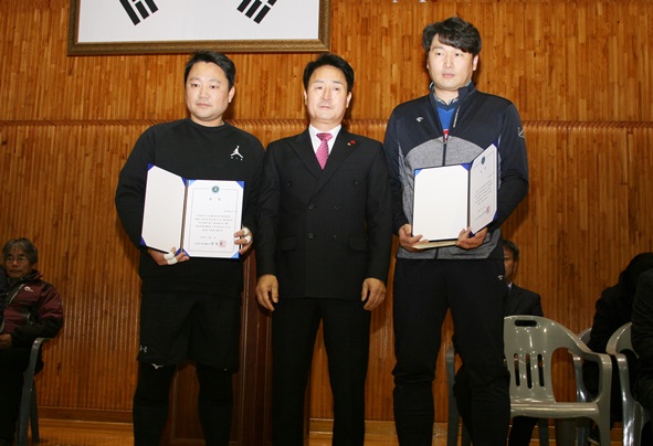 개회식에서 대소클럽 봉윤혜 총무와 삼성클럽 전범식 총무가 음성군배구협회 발전에 기여한 공로로 표창패를 받았다.