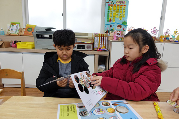 통일공감 선도학교 프로그램에 참여하고 있는 오갑초 어린이들 모습.
