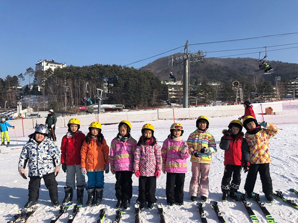 하당초 어린이들이 스키캠프에 참여하며 기념촬영을 하고 있다.