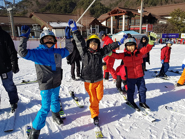 겨울 스키캠프에 참여한 원남초 어린이들이 즐거워하고 있다.