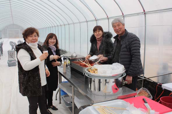 ▲비닐하우스 휴게공간에서 음식을 만들고 있는 맹동주민자치원들 모습.