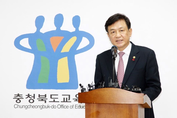김병우 충북도교육감은 15일 "2022년까지 단계적으로 고교 수업료와 학교 운영지원비 전액 면제를 추진할 것"이라고 밝혔다.