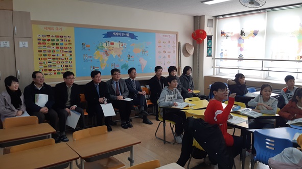 충북도의회 교육위원들이 대소초 다문화학급 수업 현장을 방문해 현장상황을 점검하고 있다.