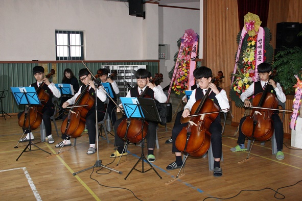 방과후학교 프로그램을 운영하고 있는 서현주 교사가 이끄는 첼로앙상블반 학생들이 스승의 은혜를 연주하고 있다.