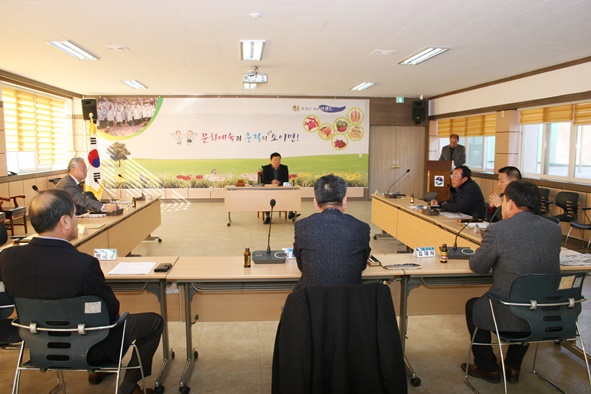 음성군이장협의회는 24일 소이면에서 모임을 갖고 2018 남흥식 전임회장에 이어 2019년도 홍석균 신임회장을 선출했다.