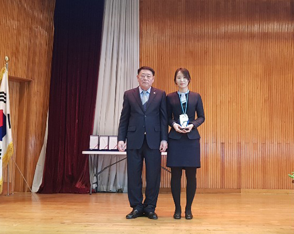 우수직원상을 수상한 조은현 주임이 전영세 이사장과 기념촬영을 하고 있다.